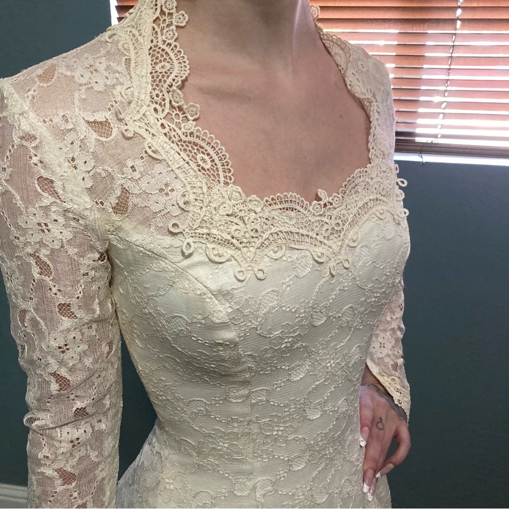 1950s William Cahill Original Lace Ivory Wedding Dress with Full Train - Picture 5 of 8